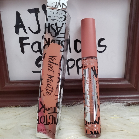 Victoria's Secret Velvet Matte Fashion Show 2018 - Picture 1 of 4